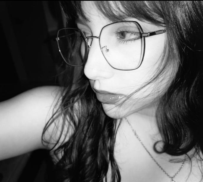 Retrato en claroscuro de Carolina Camelo Maya